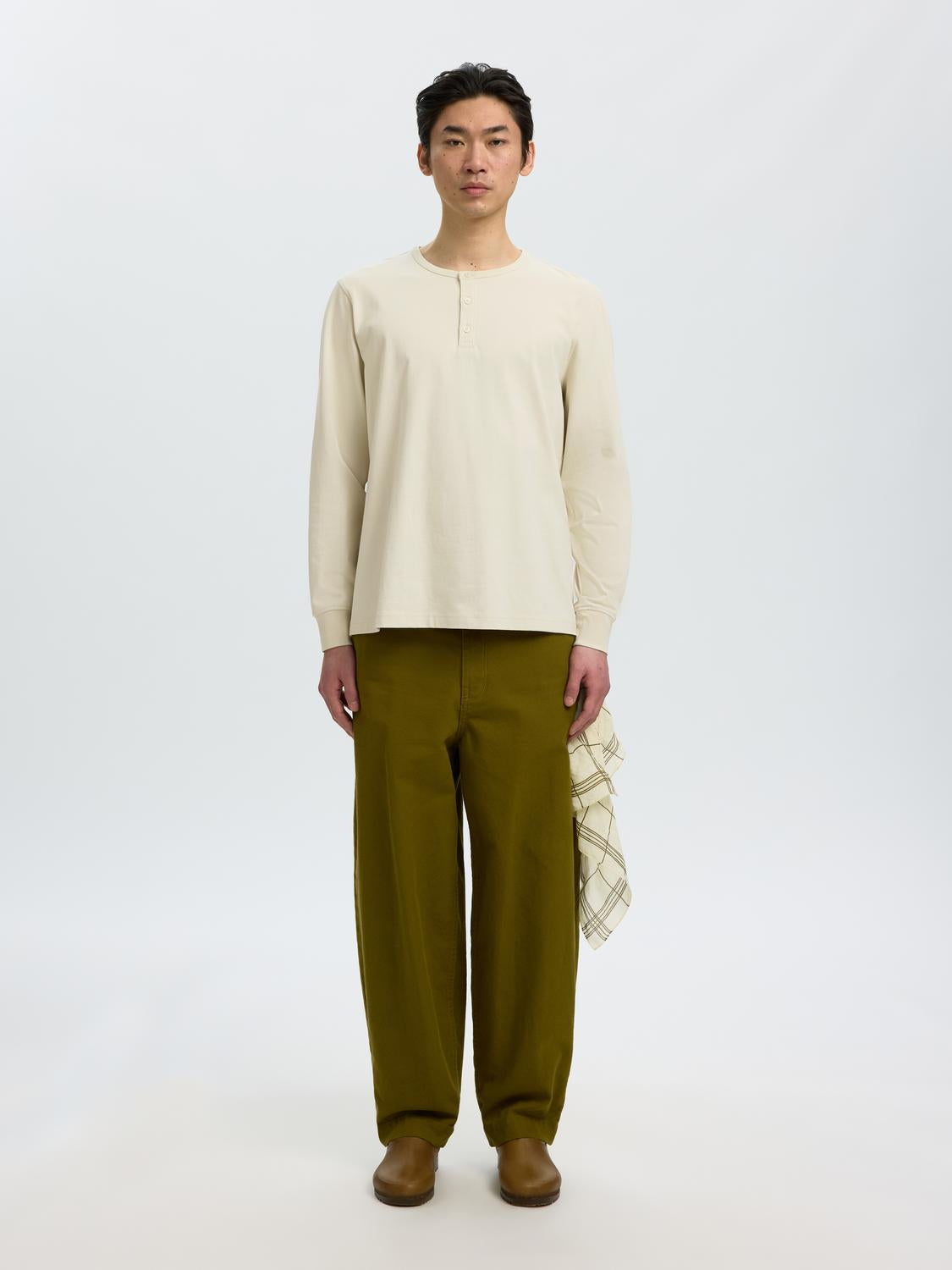 model_shot-front_full